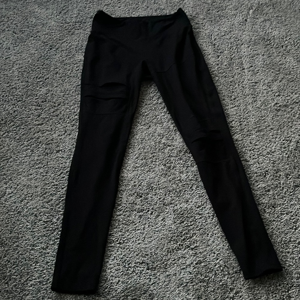 i’m selling black pants